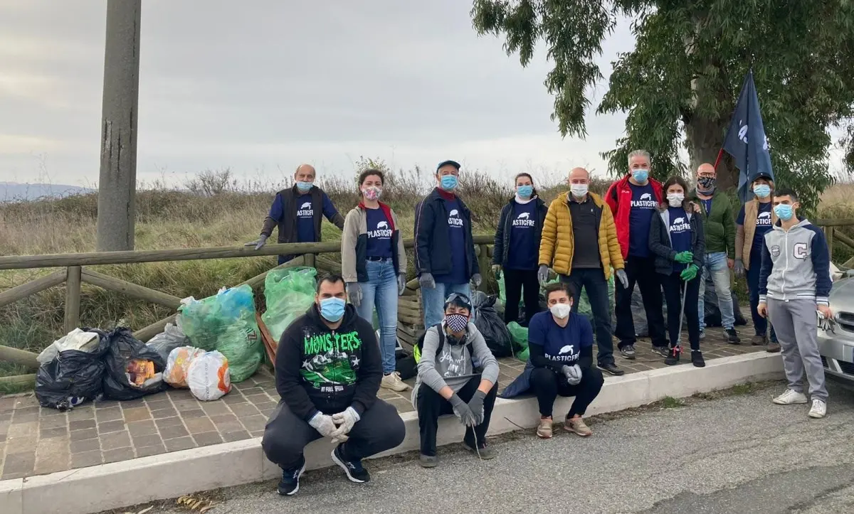 Vibo Plastic free, i volontari raccolgono 63 sacchi di rifiuti in zona Castello