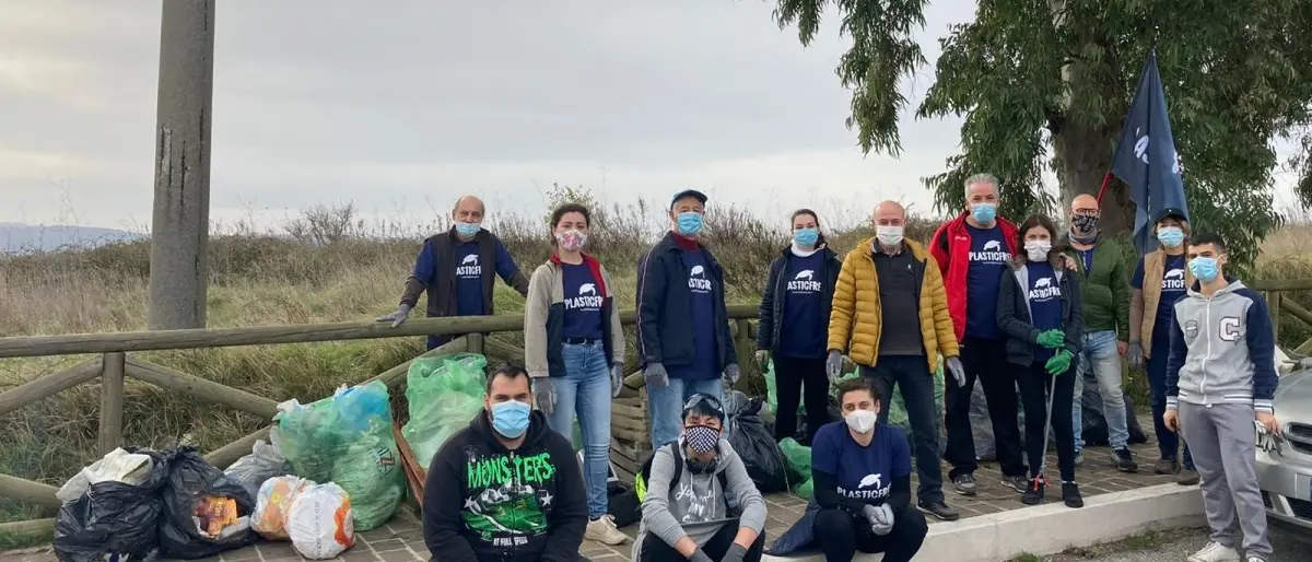 Vibo Plastic free, i volontari raccolgono 63 sacchi di rifiuti in zona Castello
