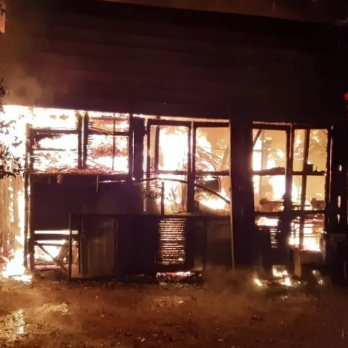 Chiaravalle, incendio distrugge deposito. Indagini in corso