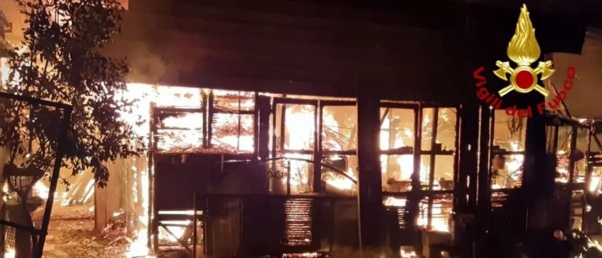 Chiaravalle, incendio distrugge deposito. Indagini in corso