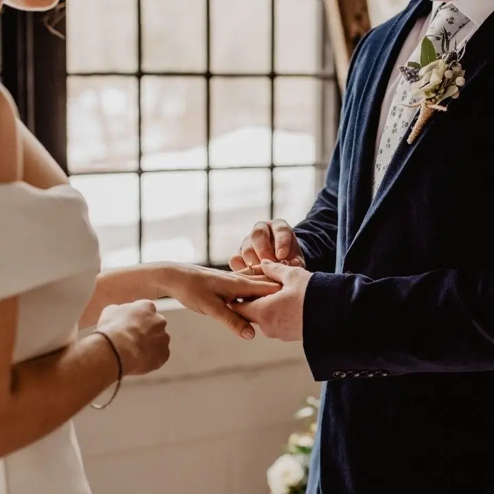 Seduti in macchina brindando agli sposi, il matrimonio al tempo del Covid