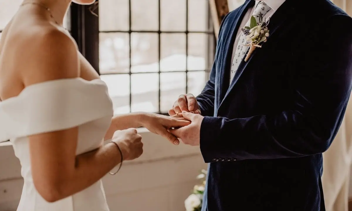 Seduti in macchina brindando agli sposi, il matrimonio al tempo del Covid