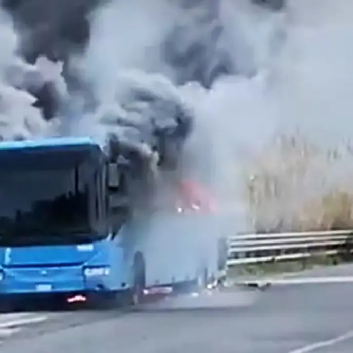 Bus va a fuoco lungo la tratta Palmi-Delianuova: nessun danno per i passeggeri