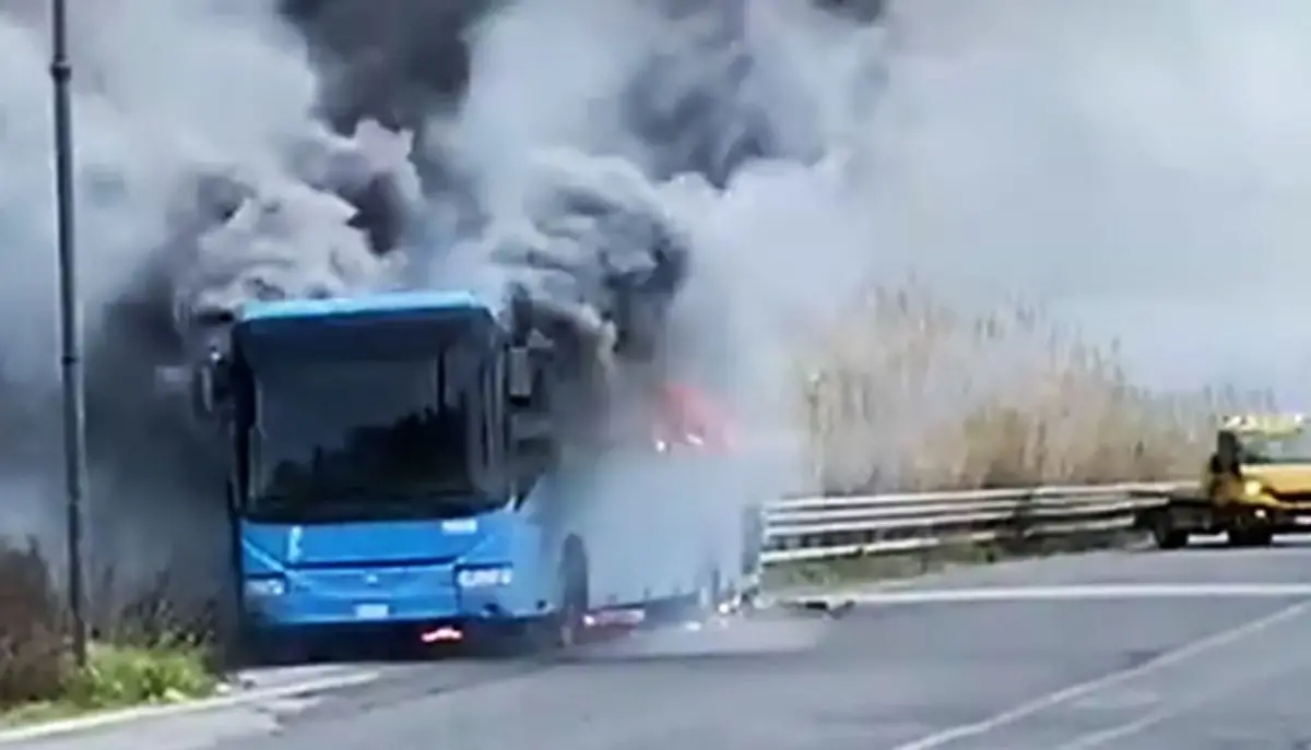 Bus va a fuoco lungo la tratta Palmi-Delianuova: nessun danno per i passeggeri