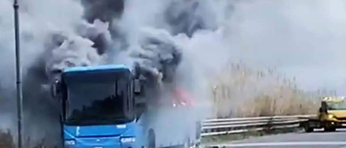 Bus va a fuoco lungo la tratta Palmi-Delianuova: nessun danno per i passeggeri