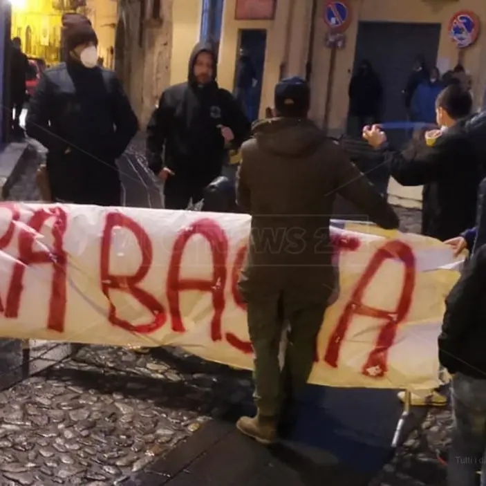 Cosenza, quartiere Portapiana isolato dopo una frana: i cittadini protestano