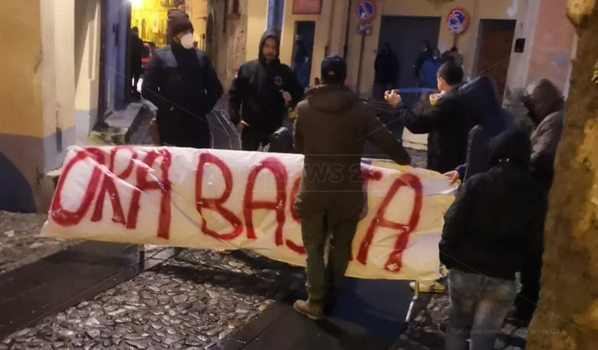 Cosenza, quartiere Portapiana isolato dopo una frana: i cittadini protestano