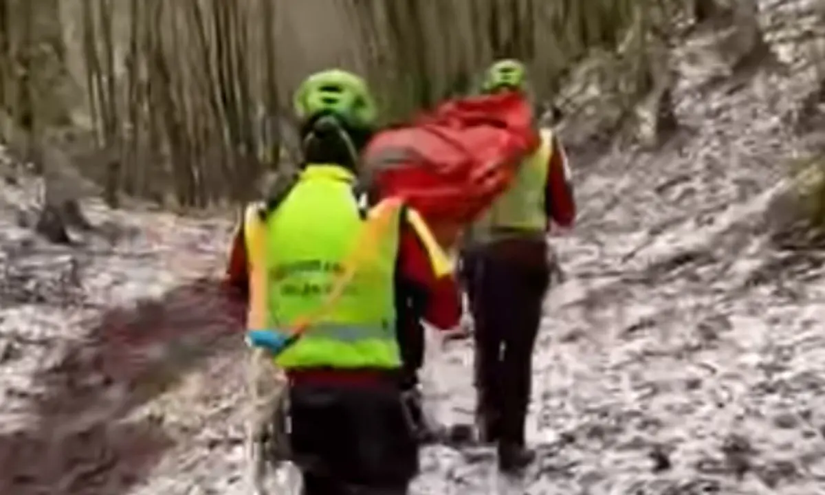 Cade e si frattura una gamba sul Pollino: escursionista salvata dal soccorso alpino