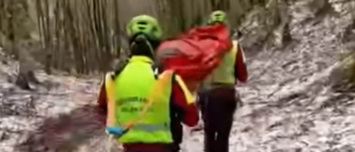 Cade e si frattura una gamba sul Pollino: escursionista salvata dal soccorso alpino