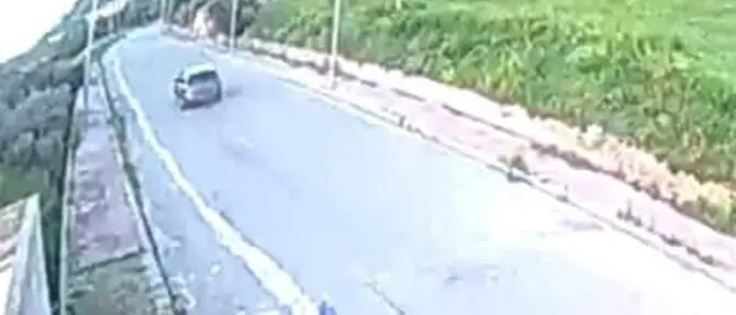 Roccella, abbandona rifiuti in strada per mesi: individuato e sanzionato