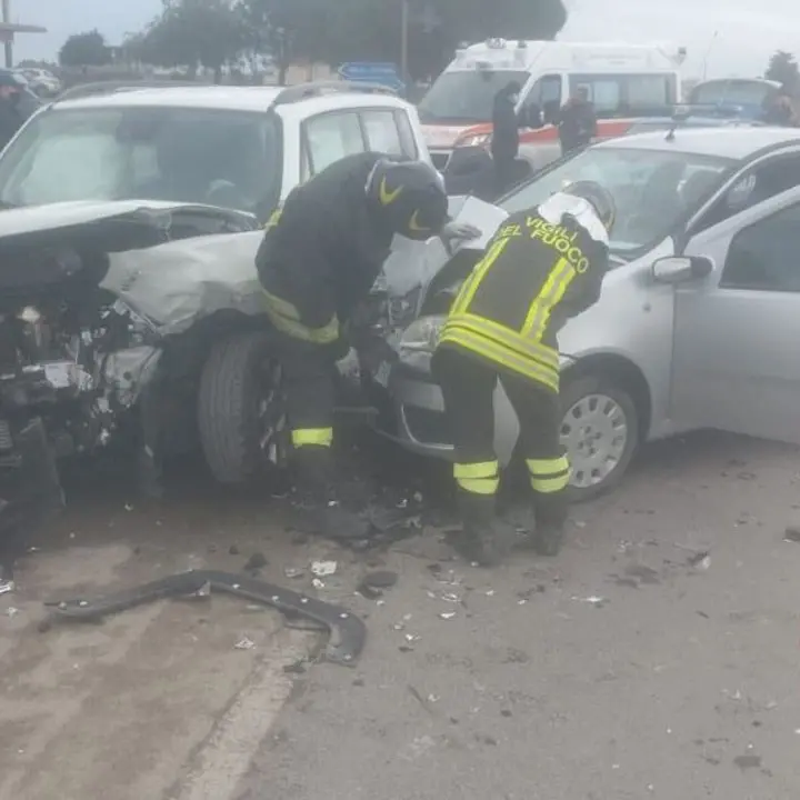 Incidente stradale sulla 106 a Strongoli: tre feriti nell’impatto tra due auto