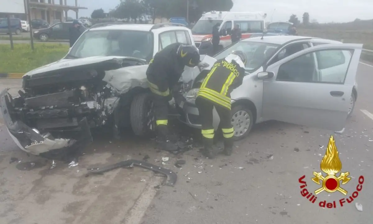 Incidente stradale sulla 106 a Strongoli: tre feriti nell’impatto tra due auto