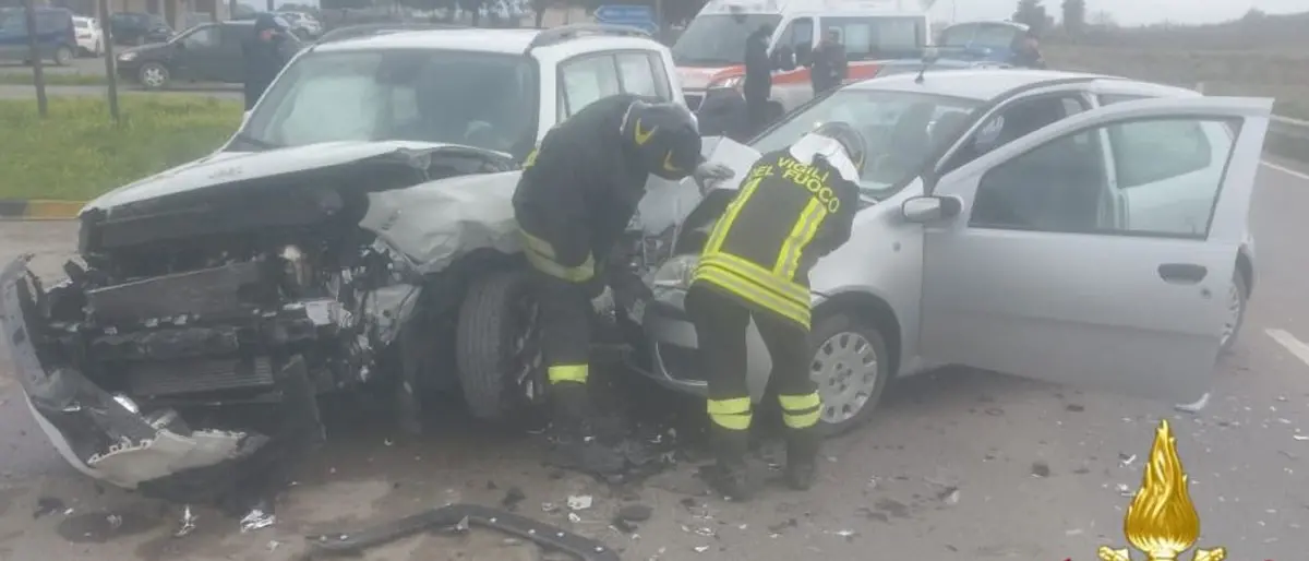 Incidente stradale sulla 106 a Strongoli: tre feriti nell’impatto tra due auto