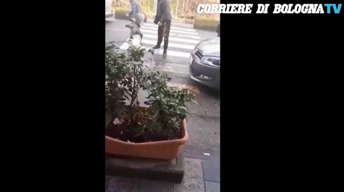 Pestato per strada nell'indifferenza dei passanti: l'aggressore è un calabrese - VIDEO