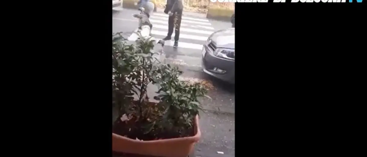 Pestato per strada nell'indifferenza dei passanti: l'aggressore è un calabrese - VIDEO