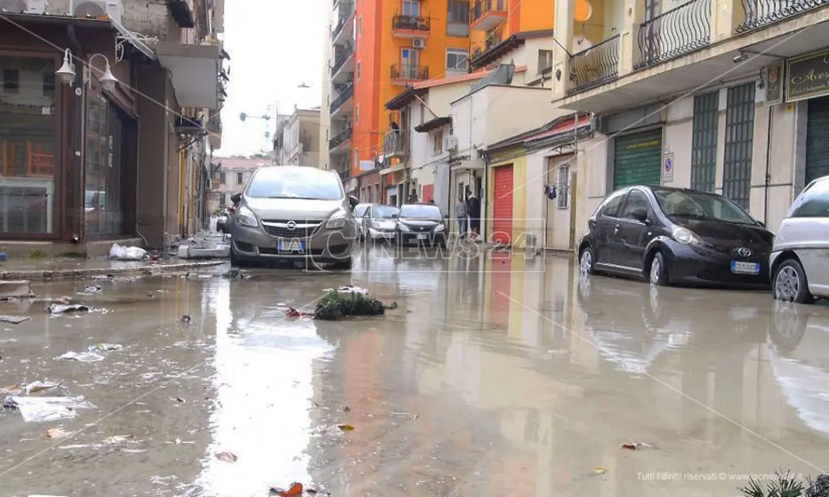 Alluvione Crotone, i 60mila euro della raccolta fondi alle attività del quartiere Marinella