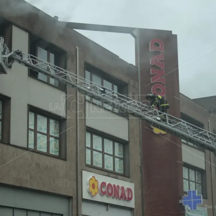 Incendio a Paola, in fiamme un capannone: vigili del fuoco al lavoro da ore