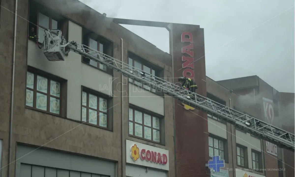 Incendio a Paola, in fiamme un capannone: vigili del fuoco al lavoro da ore