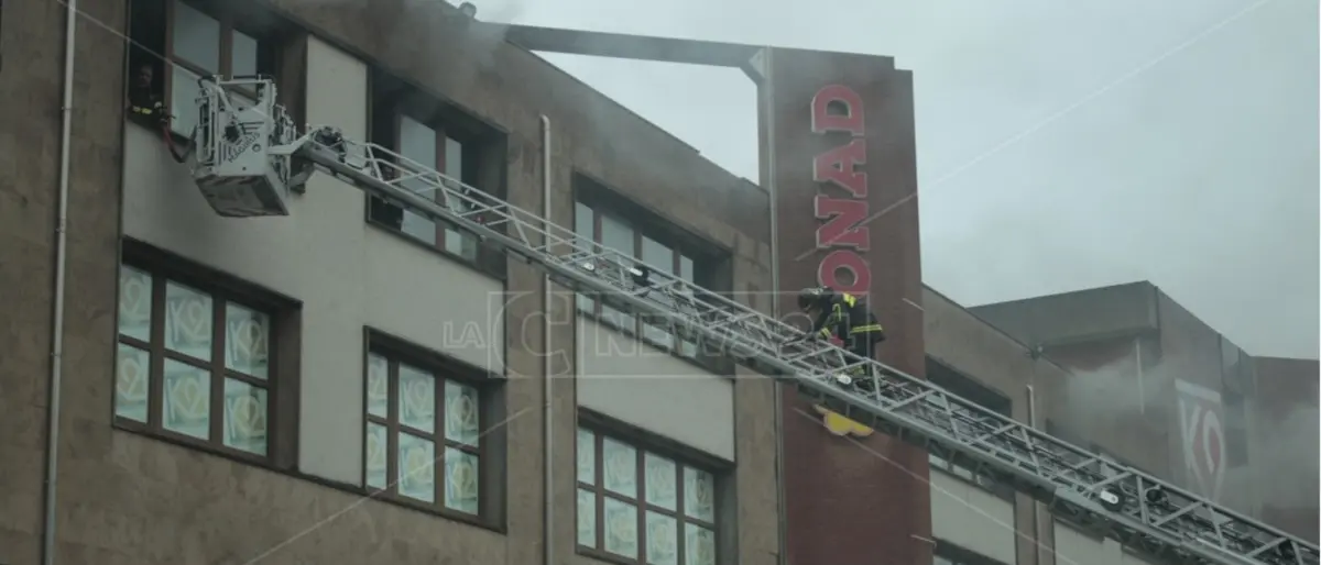 Incendio a Paola, in fiamme un capannone: vigili del fuoco al lavoro da ore