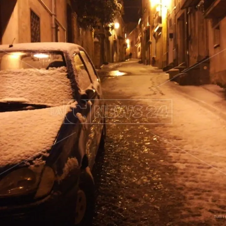 Neve in Calabria, i fiocchi iniziano a imbiancare le strade del Cosentino
