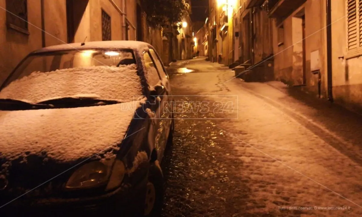 Neve in Calabria, i fiocchi iniziano a imbiancare le strade del Cosentino