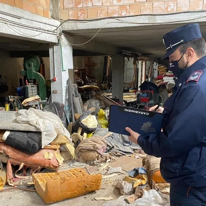 Denunciato tappezziere abusivo nel Cosentino: bruciava gli scarti di lavorazione