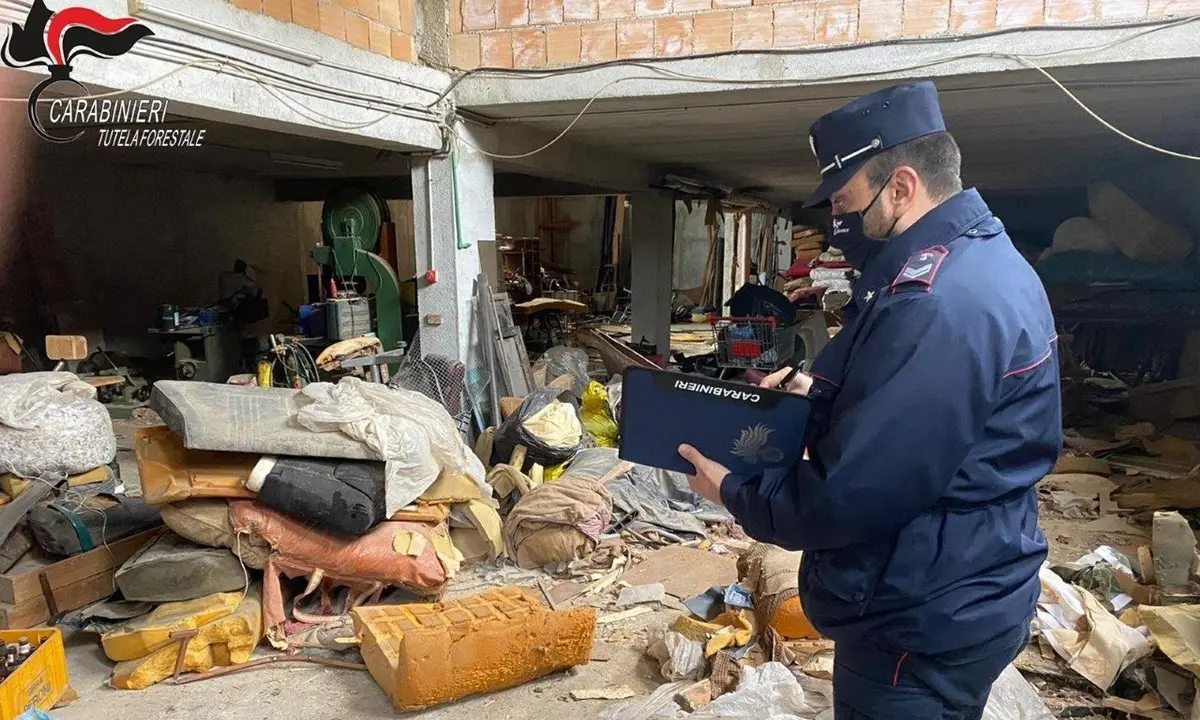 Denunciato tappezziere abusivo nel Cosentino: bruciava gli scarti di lavorazione