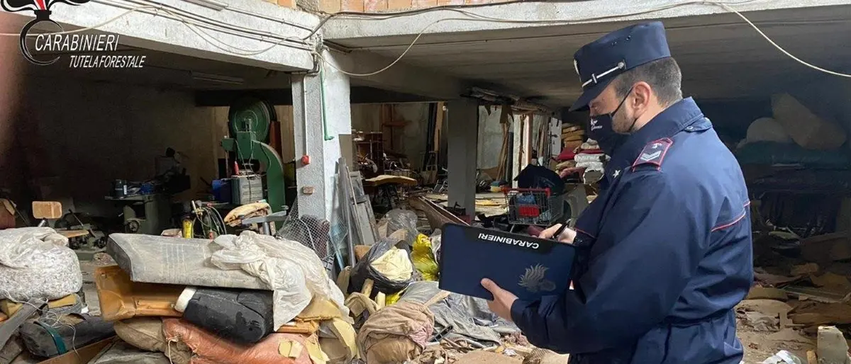 Denunciato tappezziere abusivo nel Cosentino: bruciava gli scarti di lavorazione