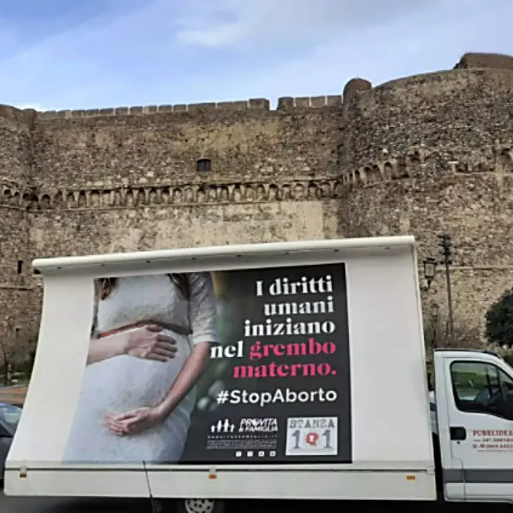 Manifesti su aborto a Reggio Calabria, lo scontro tra Comune e associazioni finisce in tribunale