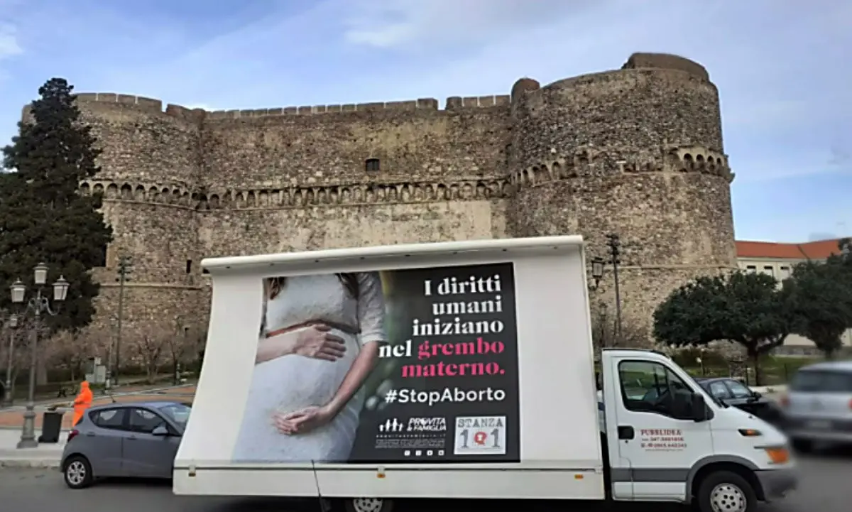 Manifesti su aborto a Reggio Calabria, lo scontro tra Comune e associazioni finisce in tribunale