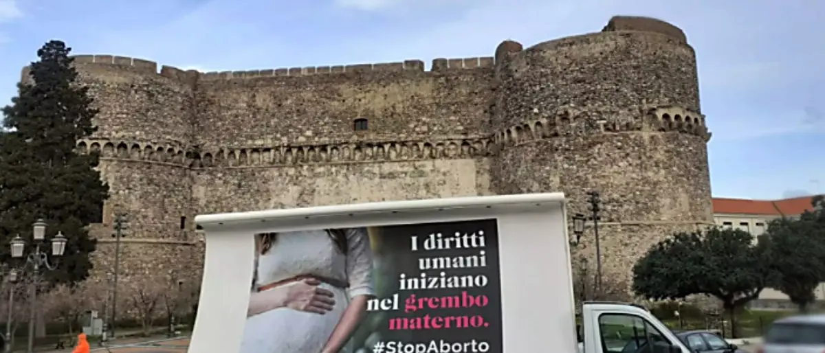 Manifesti su aborto a Reggio Calabria, lo scontro tra Comune e associazioni finisce in tribunale
