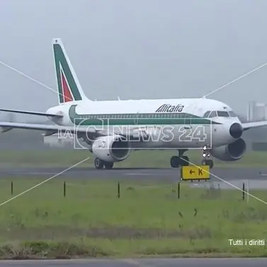 Aeroporto Lamezia, medico vaccinato al Covid lasciato a terra da Alitalia