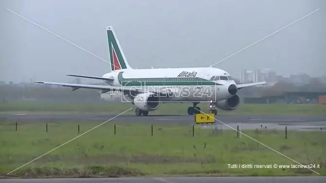 Aeroporto Lamezia, medico vaccinato al Covid lasciato a terra da Alitalia