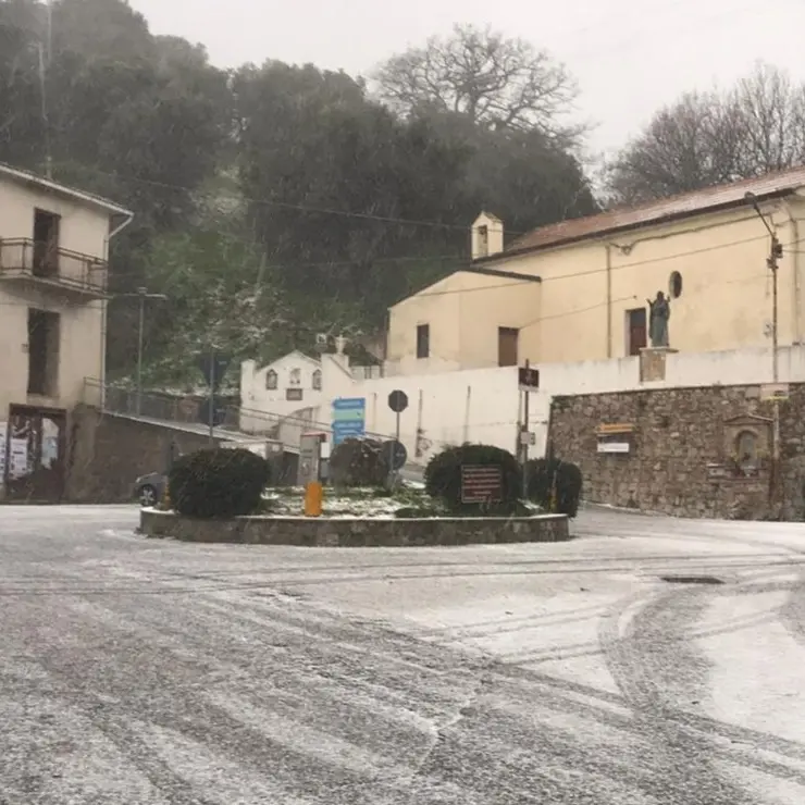 Maltempo nel Cosentino, crollo delle temperature e ghiaccio: scuole chiuse