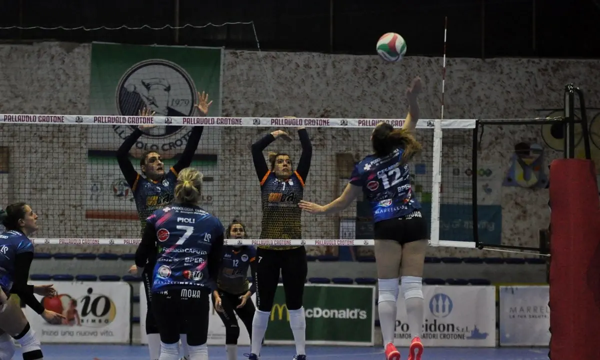 Pallavolo, le ragazze della Poseidon Crotone vincono 3 a 0 con la Battipagliese