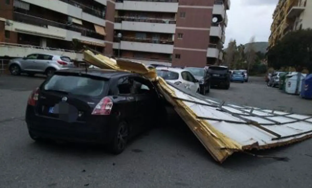 Maltempo Crotone, tettoia in lamiera finisce su auto parcheggiate