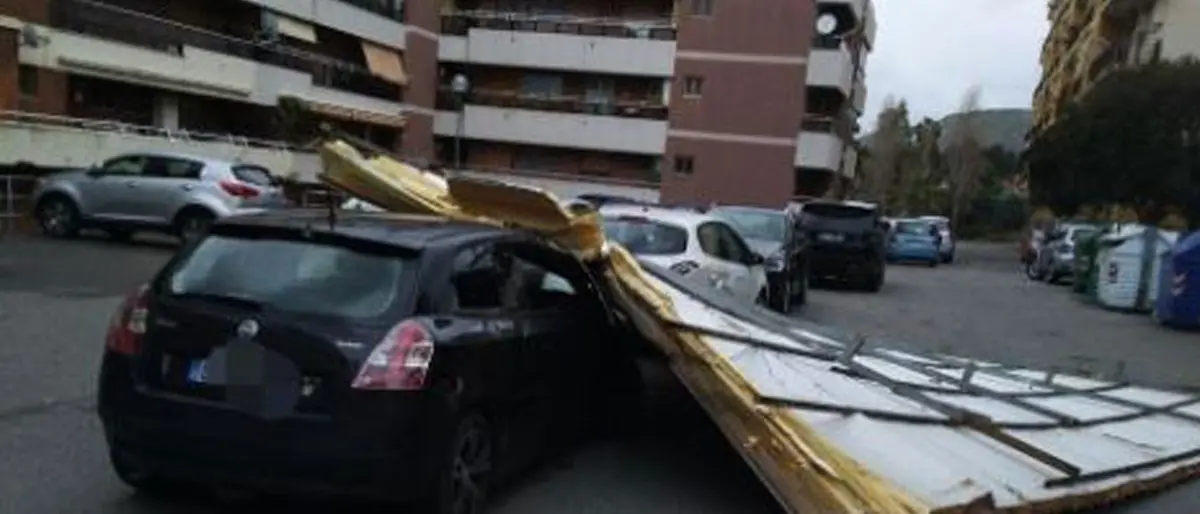 Maltempo Crotone, tettoia in lamiera finisce su auto parcheggiate