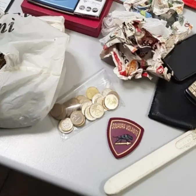 Crotone, rinvenuti circa due etti di marijuana in casa: arrestato 32enne