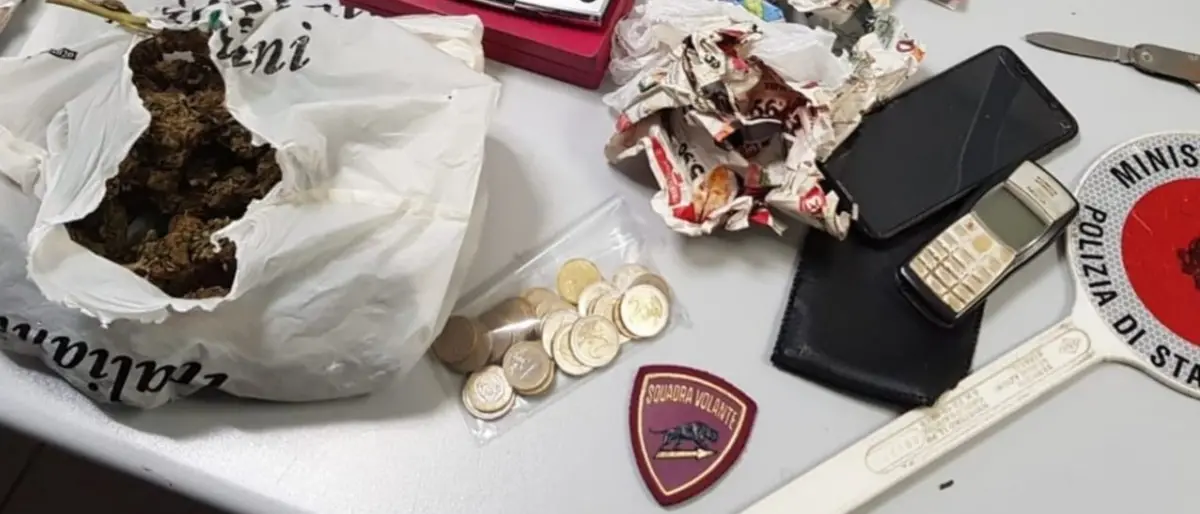 Crotone, rinvenuti circa due etti di marijuana in casa: arrestato 32enne