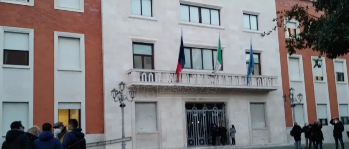 Covid Crotone, Comune evacuato e sanificato dopo la positività di una dipendente