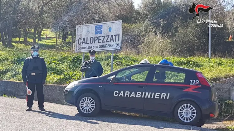 Sibaritide, oltre 200 grammi di marijuana in casa: padre e figlio in manette