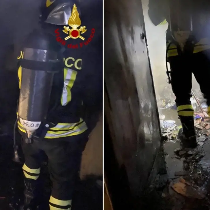Incendio in una ex scuola di Catanzaro, a fuoco rifiuti depositati in una stanza