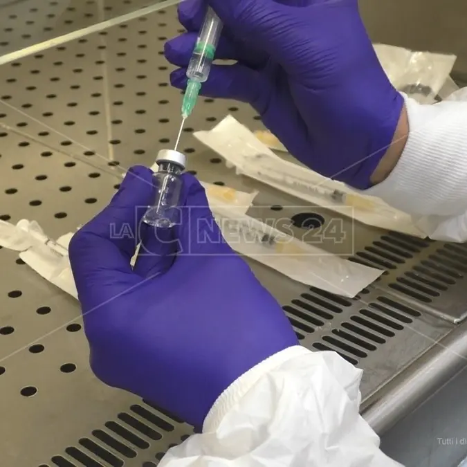 Vaccini anti Covid per gli over 80, Longo dice no agli incentivi ai medici