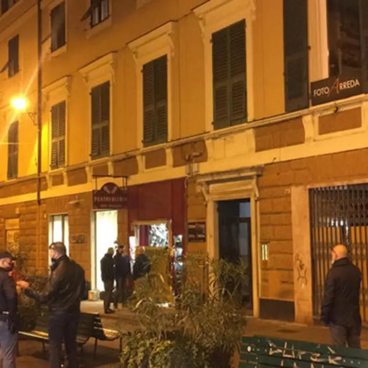 Genova, donna uccisa nel suo negozio in pieno centro: è caccia all'assassino