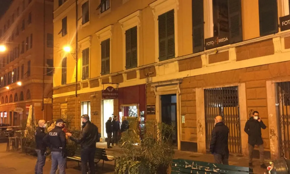 Genova, donna uccisa nel suo negozio in pieno centro: è caccia all'assassino