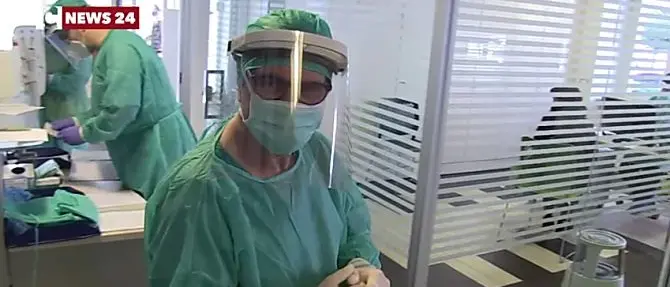 Covid, a Catanzaro minuto di silenzio degli infermieri in ricordo dei colleghi morti