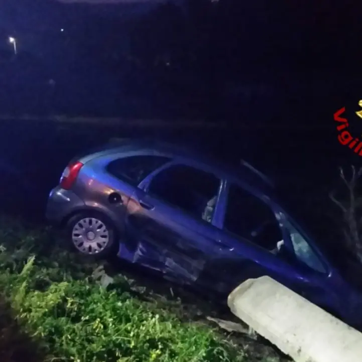 Incidente a Davoli Marina, perde il controllo dell’auto e finisce in un canale