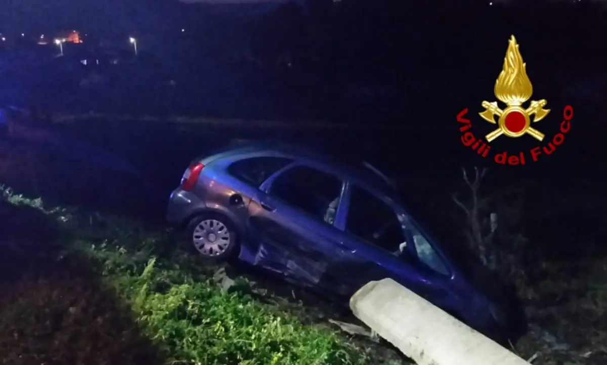 Incidente a Davoli Marina, perde il controllo dell’auto e finisce in un canale