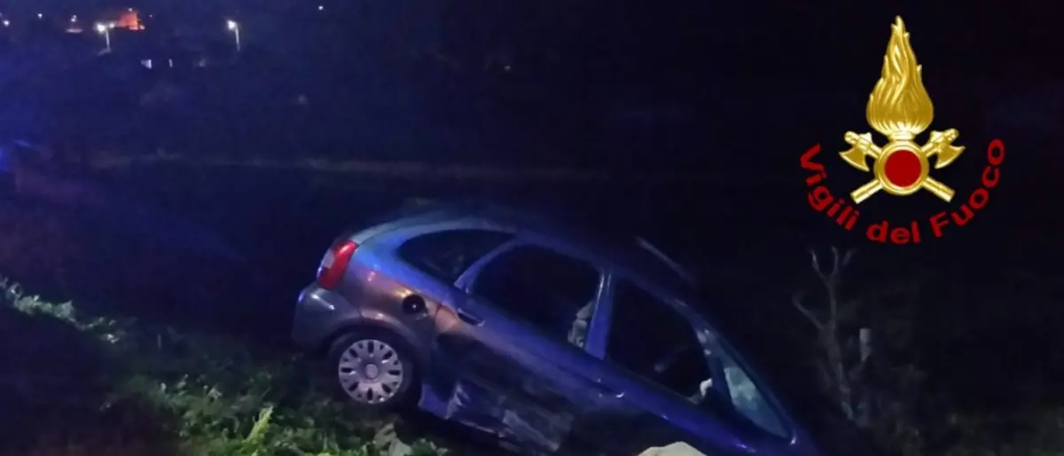 Incidente a Davoli Marina, perde il controllo dell’auto e finisce in un canale