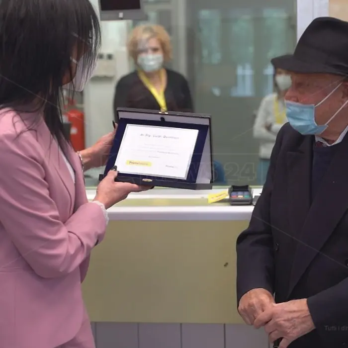 Nonno digitale: compie 101 anni e si regala una Postepay per i pagamenti online